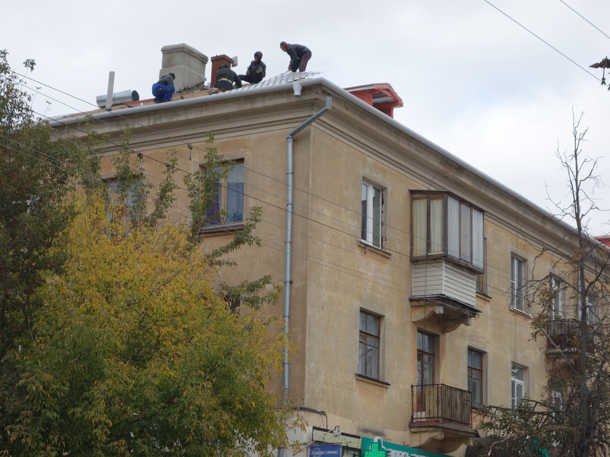 Roofing workers on residential job site — best roofing crm software helps manage crews and scheduling